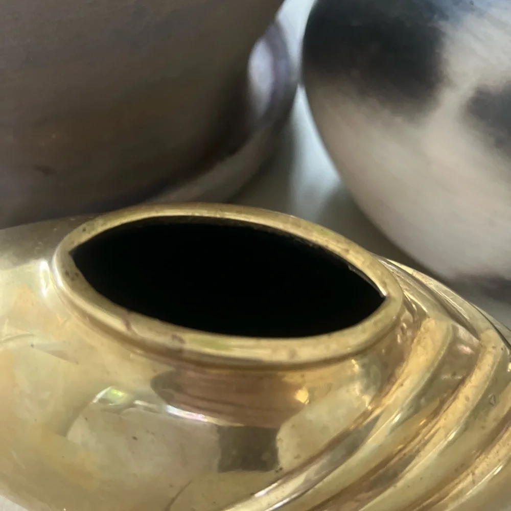 Vintage brass swirl vase — squat globe form, diagonal rib detail, 6.5" wide - Picture 5 of 7